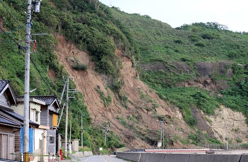 土砂崩落で通行できない道路※画像はイメージです（tokyo studio/stock.adobe.com）