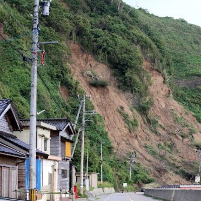 土砂崩落で通行できない道路※画像はイメージです（tokyo studio/stock.adobe.com）