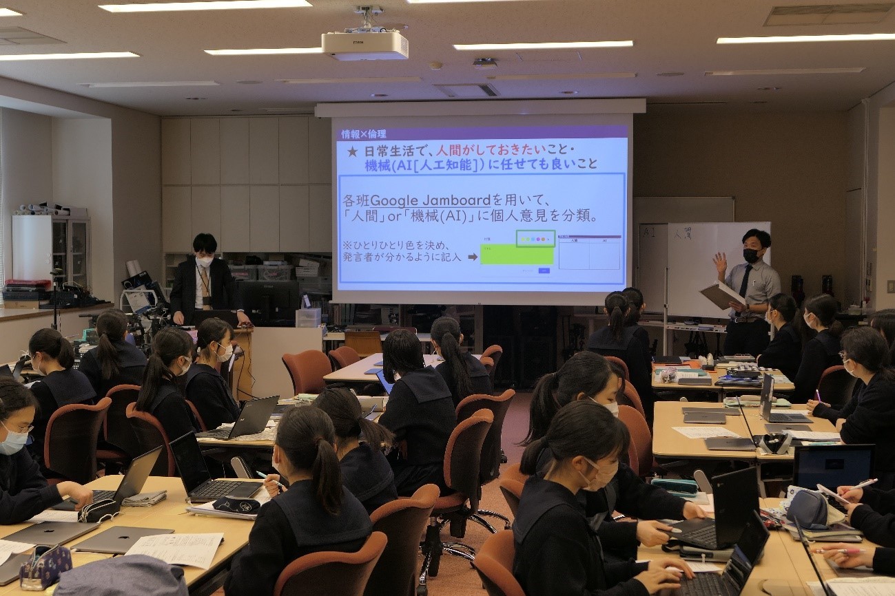 私立田園調布学園の教科横断型授業の一つ。情報科と公民科の2人の先生が授業を進めた