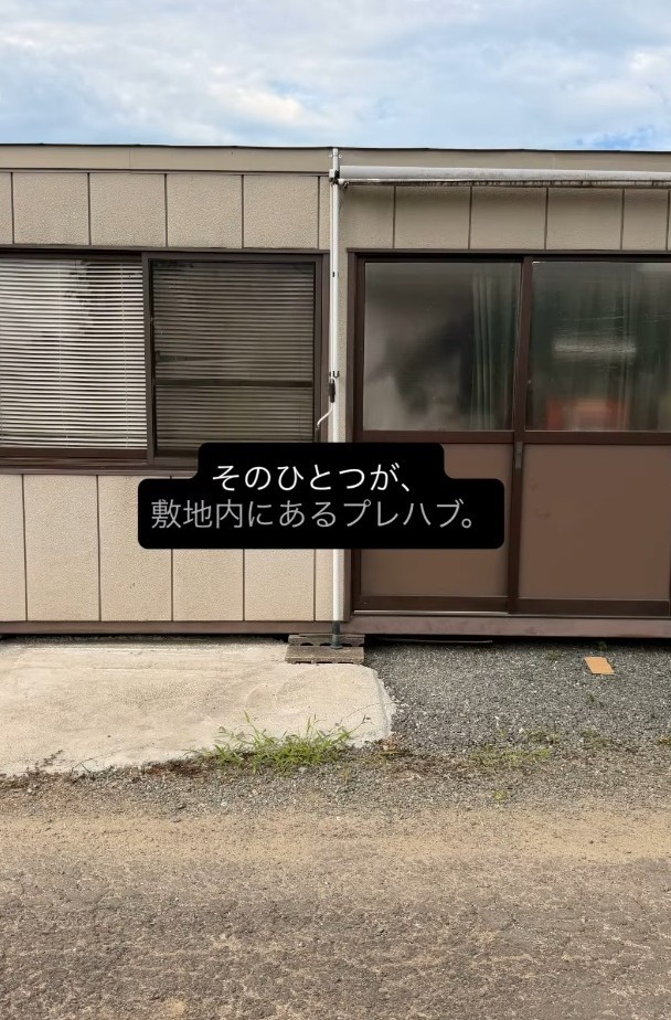 プレハブは、家で過ごせない時の生活・就寝スペースとして利用（「お米とより｜お米ギフト｜熊本・宇城市の家族農家」さん提供、Instagramよりキャプチャ撮影）