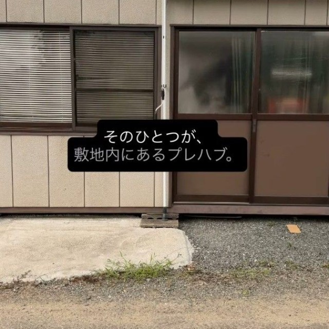 プレハブは、家で過ごせない時の生活・就寝スペースとして利用（「お米とより｜お米ギフト｜熊本・宇城市の家族農家」さん提供、Instagramよりキャプチャ撮影）