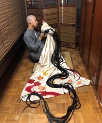 手塩にかけてオナガドリを育てるナンシーさん ※ナンシーさん提供