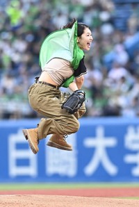 始球式を務め大はしゃぎのガールズグループME：IのMOMONA＝神宮球場