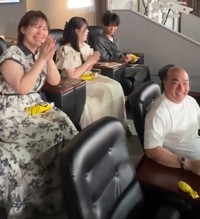 女性の家族とともにジェット風船を飛ばした西村社長