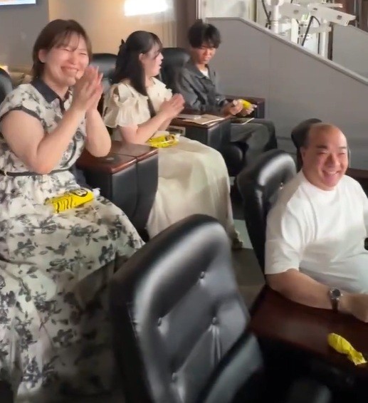 女性の家族とともにジェット風船を飛ばした西村社長