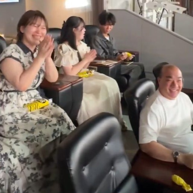 女性の家族とともにジェット風船を飛ばした西村社長
