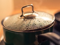 部屋に散らばる大量の「ごはんメモ」。母の愛が詰まったそれは私の宝物