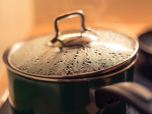 部屋に散らばる大量の「ごはんメモ」。母の愛が詰まったそれは私の宝物