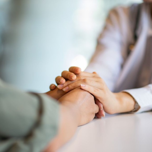 相談をする人※画像はイメージです（SongsakC/stock.adobe.com）