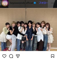 メンバーに囲まれて照れる小島はな（左から6人目）＝BEYOOOOONDSのインスタグラム＠beyooooonds_officialより
