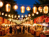 露店が並ぶ祭りの風景　※画像はAIが作成したイメージです（minorace／stock.adobe.com）
