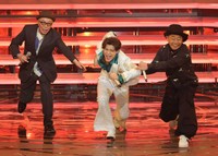 NHK『紅白歌合戦」で所ジョージ（左）、木梨憲武（右）に送り出され〝膝スラ〟を決める新浜レオン=2024年