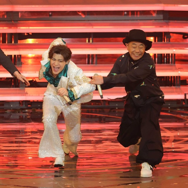 NHK『紅白歌合戦」で所ジョージ（左）、木梨憲武（右）に送り出され〝膝スラ〟を決める新浜レオン=2024年