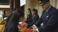 「シェアしよう悪口よりも想いやり」中学生が岡山県警と製作　非行防止グッズを小学生に贈る