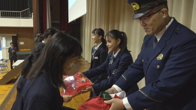 「シェアしよう悪口よりも想いやり」中学生が岡山県警と製作　非行防止グッズを小学生に贈る