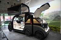 アップライトピアノを積んだトレーラー付き