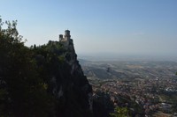 ティターノ山頂の断崖絶壁にあるサンマリノのとりで