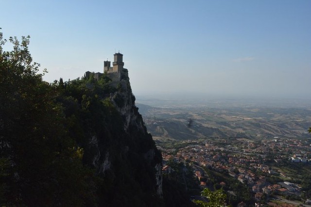 ティターノ山頂の断崖絶壁にあるサンマリノのとりで