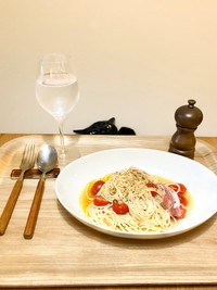 味見に手を伸ばそうとするやまとちゃん（提供：yamato houseさん）