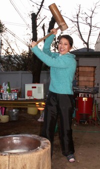 自宅で餅つきをする水前寺清子＝2005年