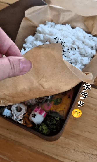 白いご飯の下には…／きなこさん（@kinako_obento_）提供