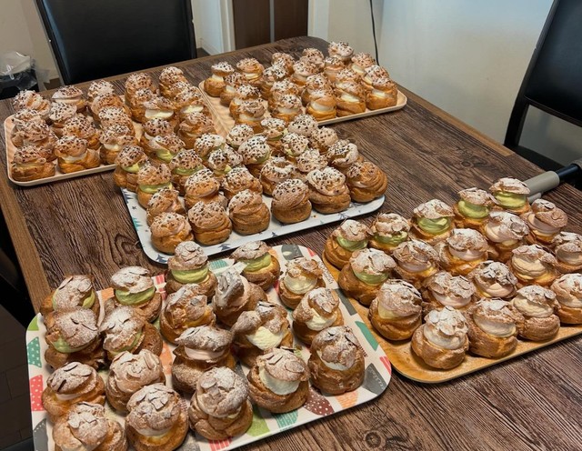 種類の違うクリームが入ったお手製のシュークリーム（提供：@sweets_or_tenyaさん）
