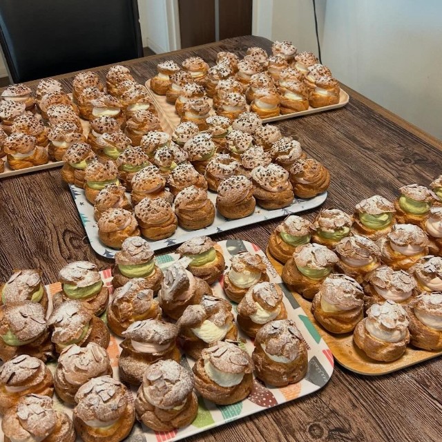 種類の違うクリームが入ったお手製のシュークリーム（提供：@sweets_or_tenyaさん）
