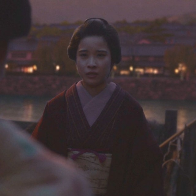 長屋を訪ねてきたトキの姿を見て、サワは思わず泣き崩れる　(C)NHK