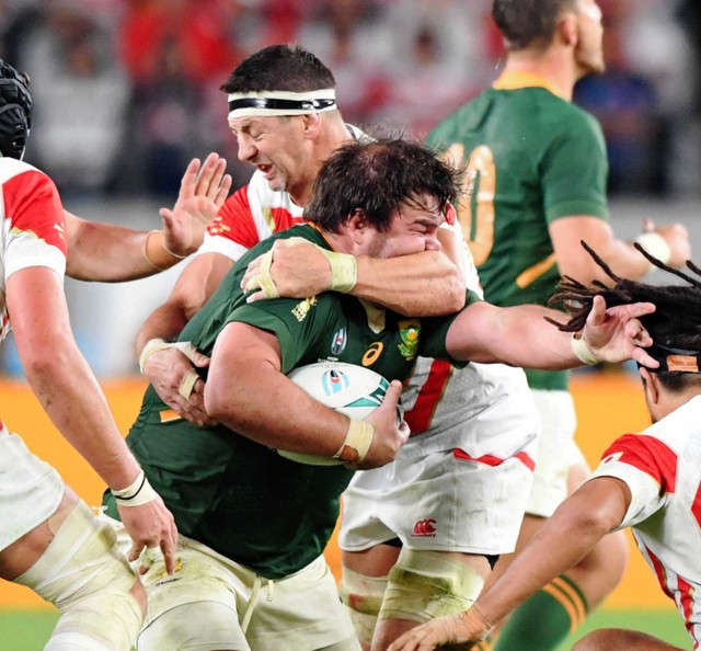 ラグビーＷ杯準々決勝日本対南アフリカ・後半、好タックルをみせるトンプソン・ルーク＝味の素スタジアム（2019年10月20日）
