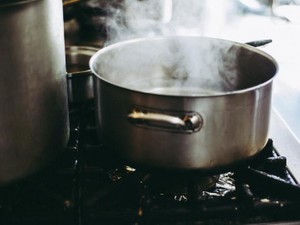 人生初バイトは脳内パニック。笑顔が消えた店長は、湯切りを投げた