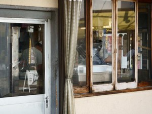 シャッターに貼られた「閉店」の文字。いつかと思った日に戻りたい