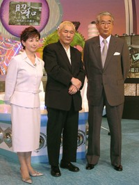 左から阿川佐和子、ビートたけし、石原慎太郎氏=2004年
