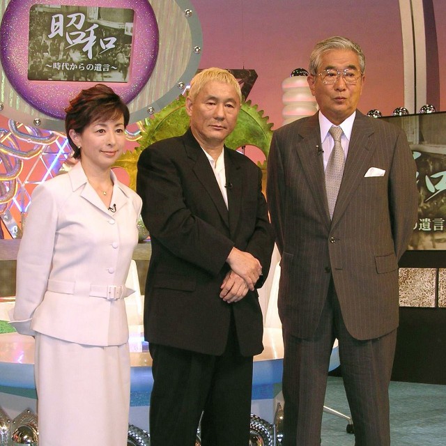 左から阿川佐和子、ビートたけし、石原慎太郎氏=2004年