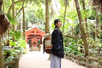 南国らしい植物に囲まれた境内は神秘的