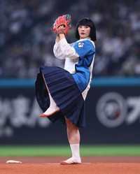 ファーストピッチセレモニーで投球するアバンギャルディ・SONO＝エスコンフィールド北海道