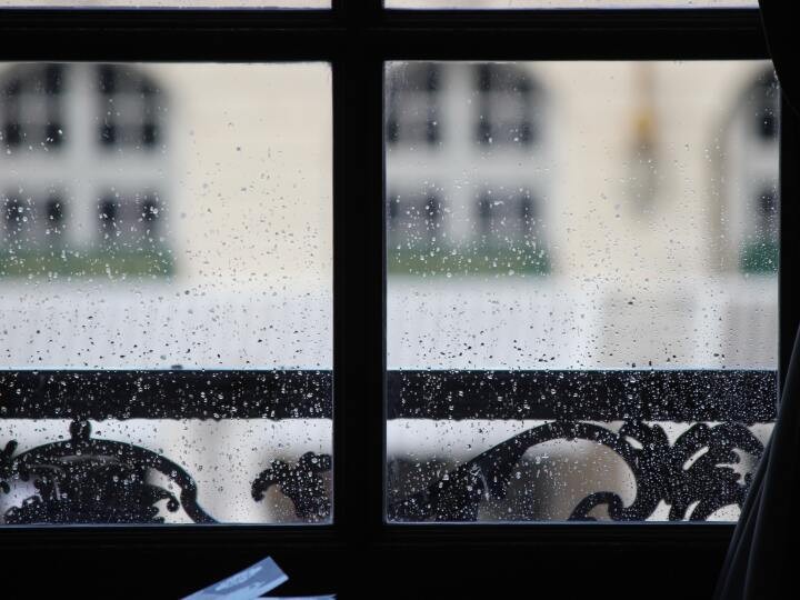 窓ガラスを流れる雨粒 もしかしたら私には見えない風景があるのかも かがみよかがみ