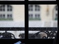窓ガラスを流れる雨粒、もしかしたら私には見えない風景があるのかも