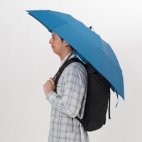 モンベルの「ロングテイル トレッキングアンブレラ」は、背中側の生地を長くしたデザイン。背負った荷物が濡れにくい（モンベル提供）