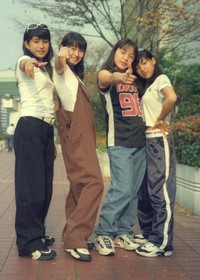 SPEEDのメンバー（左から上原多香子、島袋寛子、今井絵理子、新垣仁絵）＝1996年