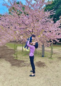 編集すればいいよ、というアドバイスでもみじさんが背景を加工した、もみじさんの夫が撮った「桜の下の母子写真」（画像提供：もみじさん @akkaagnue）