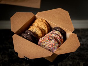 推しに大量のチョコを送った私。私に「感謝」のチョコをくれた友人