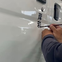 筆で一文字ずつ車体に書き込んでいきます／shu kanbaさん（@signsshu）提供