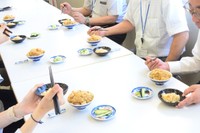 味の差に集中するあまり（単純においしくて）、箸が止まらない7人