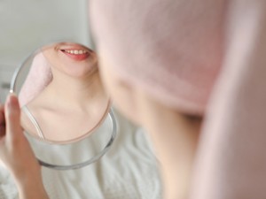 口角をぐいっとあげ、鏡に映る自分にエールを。今日という日を戦う私