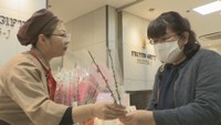桃の節句に春を感じるプレゼント　百貨店で桃の花枝が配られる　岡山市