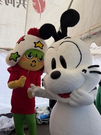 ベビースターのホシオくんと。／株式会社サンワードの公式X（@sunward_info）より