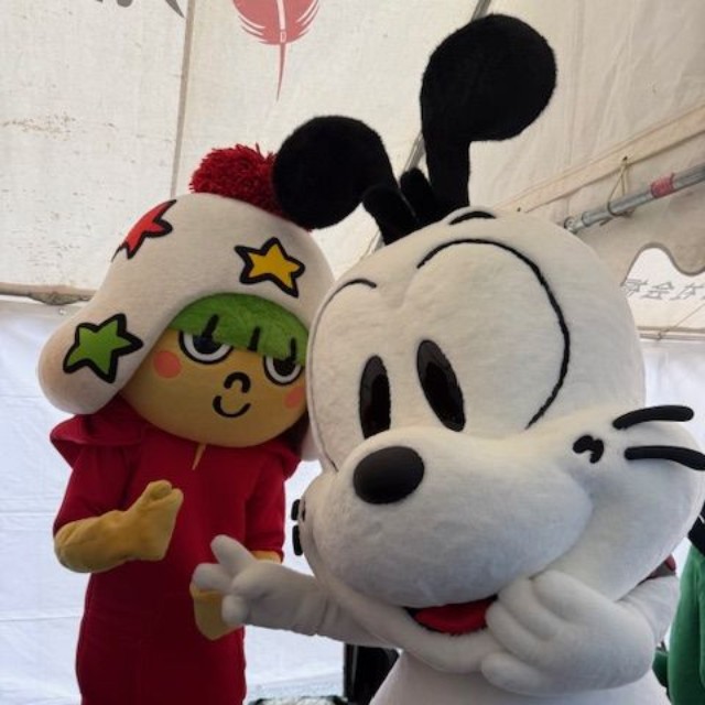 ベビースターのホシオくんと。／株式会社サンワードの公式X（@sunward_info）より