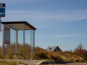 バス停の君は私にはもったいない。突然目の前に現れて告白してきた彼の純粋な眼差し