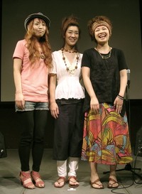 ６年ぶりのライブで活動を再開した花＊花のこじまいづみ（右）、おのまきこ（中）と激励に駆けつけたＫａｎａｄｅ（2009年）