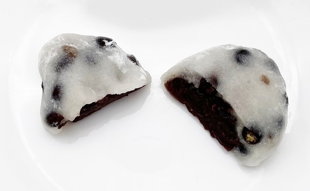 「7プレミアム 豆大福」を割ったところ